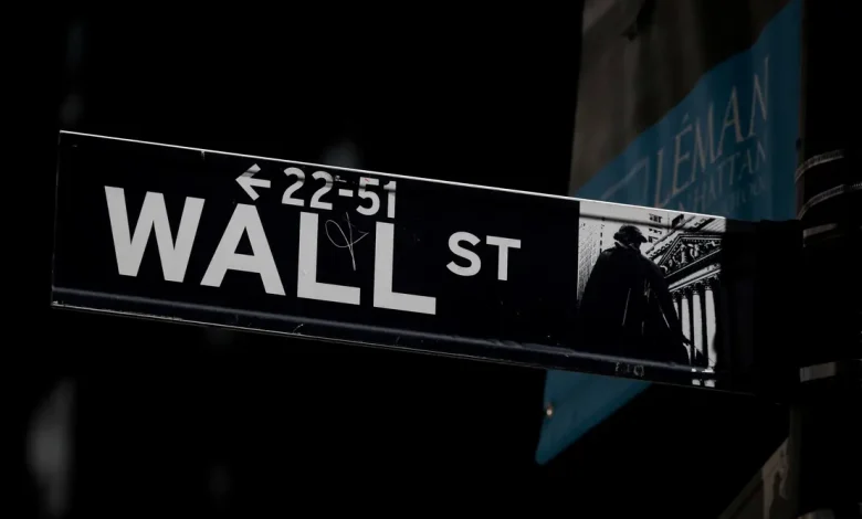 O Poder do Capitalismo Global Refletido na Placagem de Wall Street 1 Wall Street's iconic placagem represents global capitalism's power. Despite Netflix's significant profit growth, investors' enthusiasm was muted due to focus on recent tech company results, and the company's stable growth and increased competition in the streaming market.