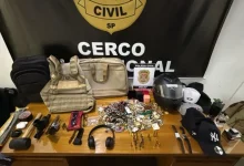 Polícia prende 12 suspeitos de quadrilha especializada em invadir casas em São Paulo com técnicas de clonagem de controles remotos. Ação policial desmantelou organização criminosa e recuperou objetos roubados.