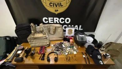 Polícia prende 12 suspeitos de quadrilha especializada em invadir casas em São Paulo com técnicas de clonagem de controles remotos. Ação policial desmantelou organização criminosa e recuperou objetos roubados.