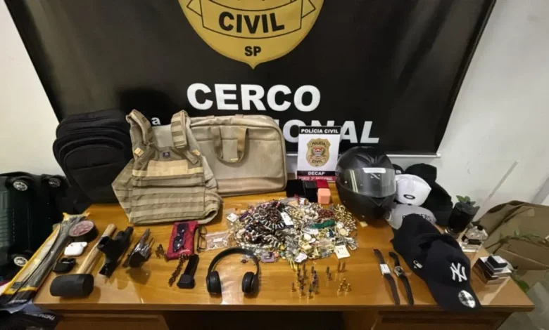 Polícia prende 12 suspeitos de quadrilha especializada em invadir casas em São Paulo com técnicas de clonagem de controles remotos. Ação policial desmantelou organização criminosa e recuperou objetos roubados.