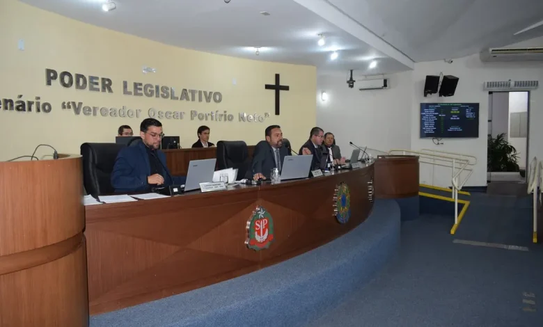 Câmara Municipal em Sessão: 4 de agosto 1 Próxima reunião da Câmara Municipal: segunda-feira, 4 de agosto. Vereadores abordam temas importantes para o desenvolvimento da cidade, com expectativa de decisões que beneficiem a população.