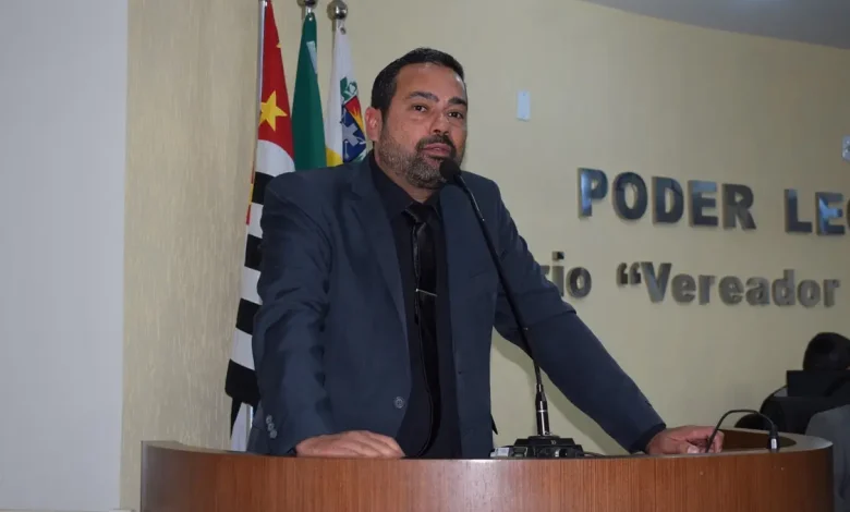Padronização de Nomenclatura de Vias Públicas em Paraguaçu Paulista 1 Câmara Municipal de Paraguaçu Paulista aprova projeto para padronizar nomenclatura de vias públicas. Lei estabelece critérios para homenagem a pessoas que contribuíram para a cidade, estado ou país em áreas como cultura, educação e política.