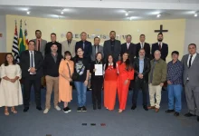 Câmara de Vereadores homenageia a memória do advogado Dr. José Antônio Abdala Filho, conhecido como Abdala, em sessão ordinária. Abdala, falecido em abril de 2025, deixou um legado de ética, dedicação à advocacia, ensino e serviço público.
