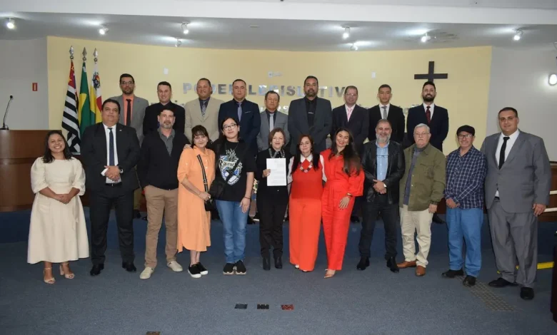 Câmara Homenageia Memória do Advogado Dr José Antônio Abdala Filho 1 Câmara de Vereadores homenageia a memória do advogado Dr. José Antônio Abdala Filho, conhecido como Abdala, em sessão ordinária. Abdala, falecido em abril de 2025, deixou um legado de ética, dedicação à advocacia, ensino e serviço público.