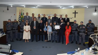 Vereadora de Assis parabeniza Raquel Machado Fraquim Serra, primeira mulher a integrar a Força Tática da cidade. Sua trajetória inspiradora demonstra superação e luta por igualdade feminina na segurança pública.