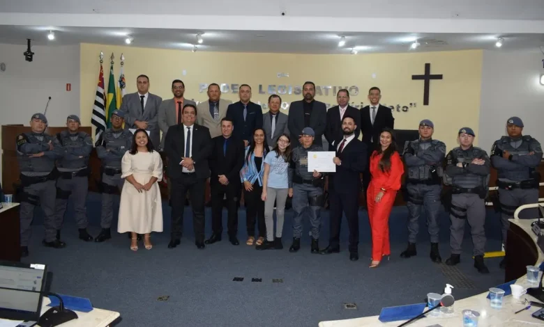 Vereadora homenageia primeira mulher da Força Tática da cidade 1 Vereadora de Assis parabeniza Raquel Machado Fraquim Serra, primeira mulher a integrar a Força Tática da cidade. Sua trajetória inspiradora demonstra superação e luta por igualdade feminina na segurança pública.
