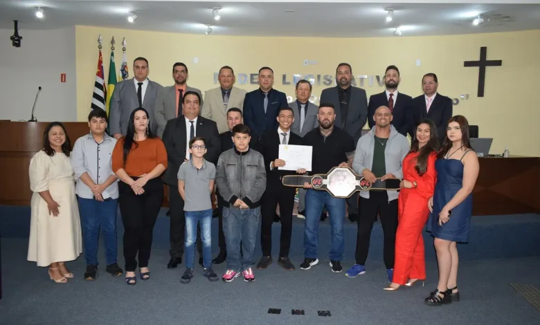 Câmara homenageia campeão Willian Cowboy 1 Câmara de Paraguaçu Paulista homenageia Willian Cowboy, campeão do IFC - Ipaussu Fight Combat. Vereador Daniel Faustino reconhece a dedicação do atleta que se tornou exemplo para a juventude.