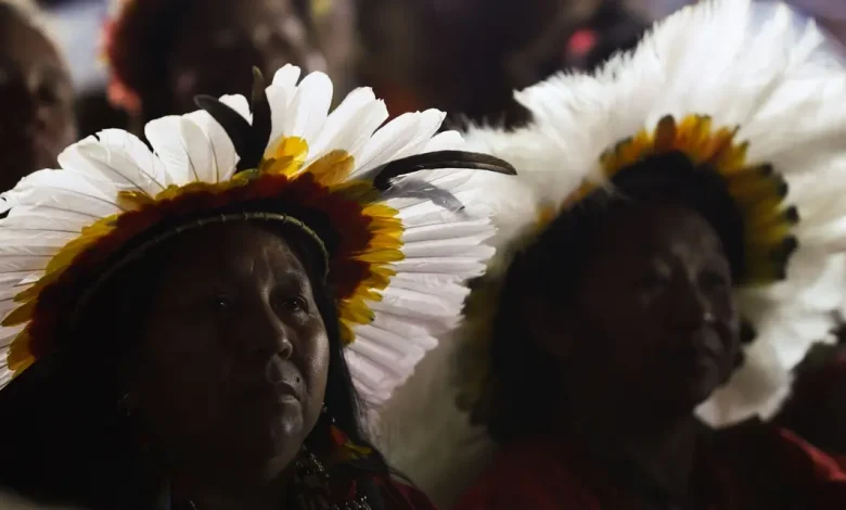 Marcha das Mulheres Indígenas: por proteção ambiental, direitos e combate à violência 1 Mulheres indígenas de todo o Brasil se reúnem em Brasília para discutir políticas públicas de proteção ambiental, direitos e combate à violência. A Marcha das Mulheres Indígenas tece debates importantes para a COP30 e defende a proteção do planeta.