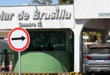 STF intensifica segurança em torno da residência de Bolsonaro em Brasília. Decisão de Alexandre de Moraes visa garantir a integridade do processo judicial em que o ex-presidente está envolvido. Polícia Penal monitorará externamente a área, com vistorias em veículos que saírem da residência.