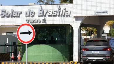 STF intensifica segurança em torno da residência de Bolsonaro em Brasília. Decisão de Alexandre de Moraes visa garantir a integridade do processo judicial em que o ex-presidente está envolvido. Polícia Penal monitorará externamente a área, com vistorias em veículos que saírem da residência.