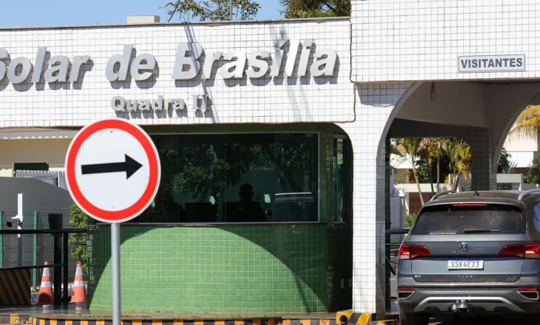 STF Intensifica Segurança em Brasília Após Decisão de Moraes 1 STF intensifica segurança em torno da residência de Bolsonaro em Brasília. Decisão de Alexandre de Moraes visa garantir a integridade do processo judicial em que o ex-presidente está envolvido. Polícia Penal monitorará externamente a área, com vistorias em veículos que saírem da residência.