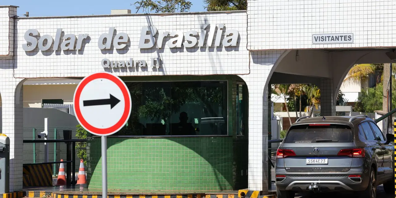 STF intensifica segurança em torno da residência de Bolsonaro em Brasília. Decisão de Alexandre de Moraes visa garantir a integridade do processo judicial em que o ex-presidente está envolvido. Polícia Penal monitorará externamente a área, com vistorias em veículos que saírem da residência.