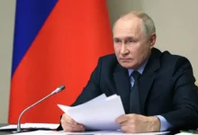 Putin anuncia produção em massa de mísseis balísticos nucleares Oreshnik, citando retórica de confronto com EUA. Anúncio ocorre após Trump reposicionar submarinos nucleares em resposta a ameaças nucleares de Dmitry Medvedev.