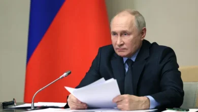 Putin anuncia produção em massa de mísseis balísticos nucleares Oreshnik, citando retórica de confronto com EUA. Anúncio ocorre após Trump reposicionar submarinos nucleares em resposta a ameaças nucleares de Dmitry Medvedev.