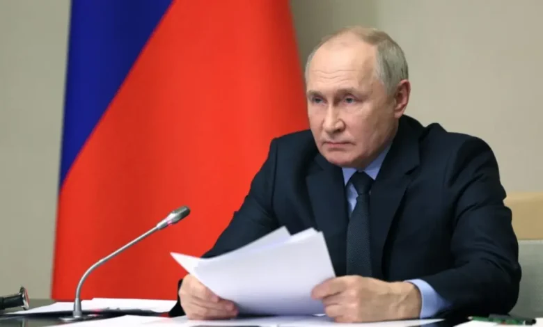 Putin Anuncia Produção em Massa de Mísseis Balísticos Nucleares 1 Putin anuncia produção em massa de mísseis balísticos nucleares Oreshnik, citando retórica de confronto com EUA. Anúncio ocorre após Trump reposicionar submarinos nucleares em resposta a ameaças nucleares de Dmitry Medvedev.