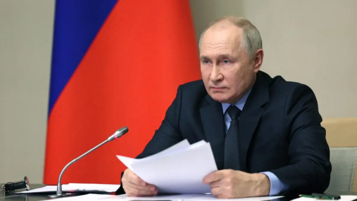 Putin anuncia produção em massa de mísseis balísticos nucleares Oreshnik, citando retórica de confronto com EUA. Anúncio ocorre após Trump reposicionar submarinos nucleares em resposta a ameaças nucleares de Dmitry Medvedev.