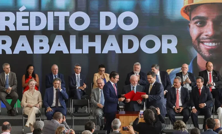 Trabalhadores com histórico de crédito consignado podem transferir seus contratos para a plataforma Crédito do Trabalhador a partir de hoje. Baixe o app Carteira de Trabalho Digital e aproveite juros baixos e prazos flexíveis.