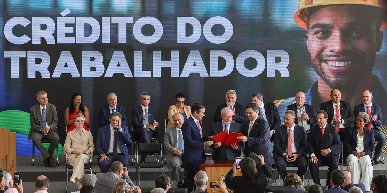 Trabalhadores com histórico de crédito consignado podem transferir seus contratos para a plataforma Crédito do Trabalhador a partir de hoje. Baixe o app Carteira de Trabalho Digital e aproveite juros baixos e prazos flexíveis.