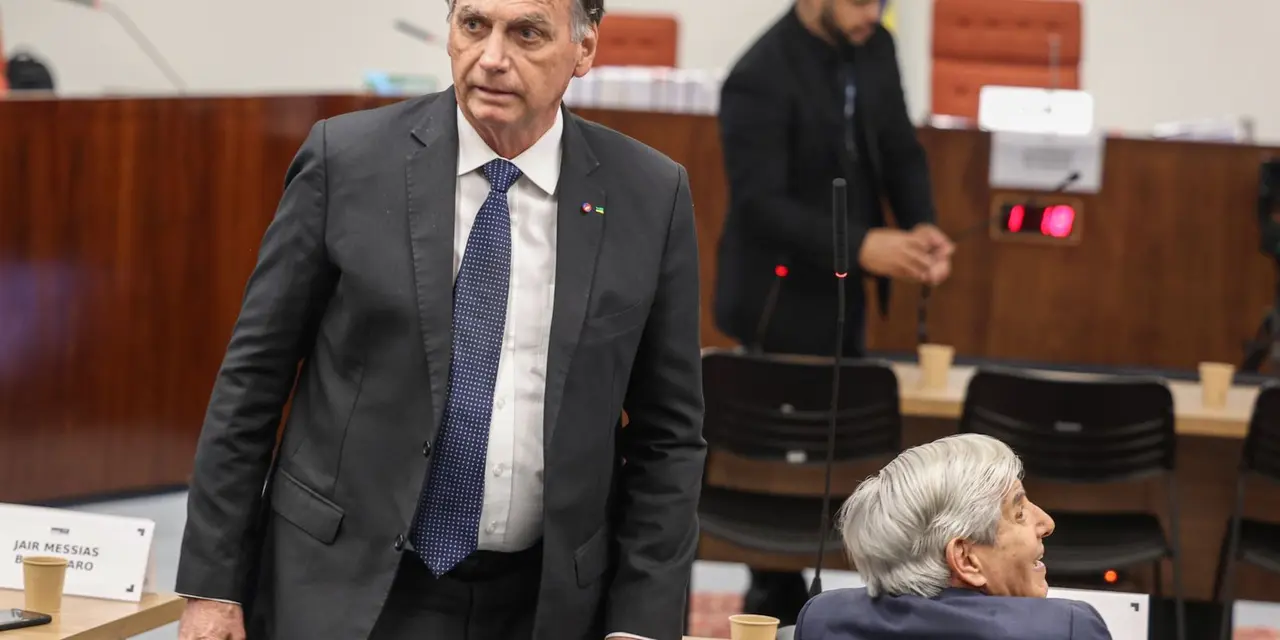 Jair Bolsonaro tem até às 20h34 para se manifestar sobre pedido de asilo na Argentina, suposta fuga e descumprimento de medidas cautelares. A Polícia Federal o indiciou por interferência nos julgamentos da ação que investiga a tentativa de golpe de Estado.