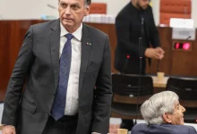 Defesa de Bolsonaro recorre ao STF contra prisão domiciliar e alega que ex-presidente não violou medida cautelar de restrição nas redes sociais.