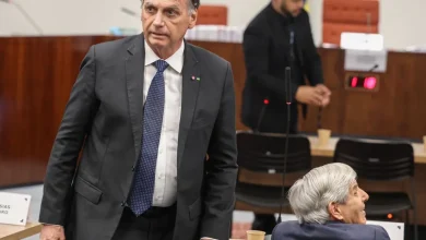 Defesa de Bolsonaro recorre ao STF contra prisão domiciliar e alega que ex-presidente não violou medida cautelar de restrição nas redes sociais.
