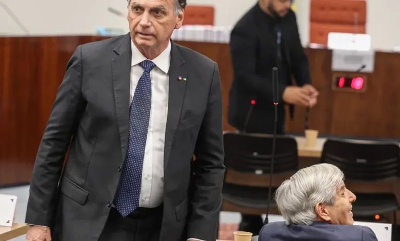 Defesa de Bolsonaro recorre ao STF contra prisão domiciliar e alega que ex-presidente não violou medida cautelar de restrição nas redes sociais.