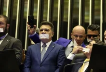 Câmara analisa pedidos de afastamento de deputados envolvidos no motim. Corregedoria tem 48 horas para decidir sobre suspensões. Reunião de líderes com presidente da Câmara será crucial para futuros projetos governamentais.