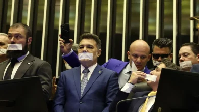 Câmara analisa pedidos de afastamento de deputados envolvidos no motim. Corregedoria tem 48 horas para decidir sobre suspensões. Reunião de líderes com presidente da Câmara será crucial para futuros projetos governamentais.