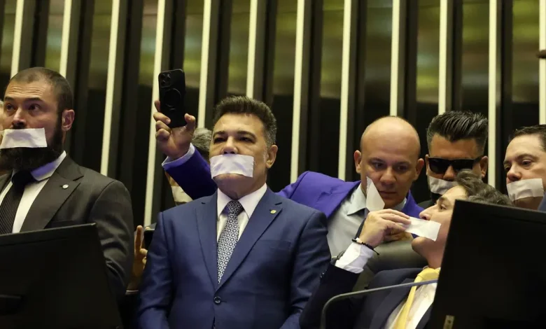Câmara analisa pedidos de afastamento de deputados envolvidos no motim. Corregedoria tem 48 horas para decidir sobre suspensões. Reunião de líderes com presidente da Câmara será crucial para futuros projetos governamentais.