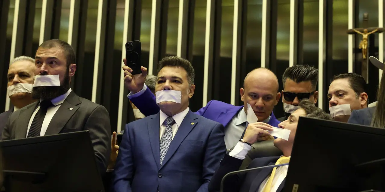 Câmara analisa pedidos de afastamento de deputados envolvidos no motim. Corregedoria tem 48 horas para decidir sobre suspensões. Reunião de líderes com presidente da Câmara será crucial para futuros projetos governamentais.