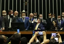 Ocupação do Senado pela oposição continua em protesto pela prisão domiciliar de Bolsonaro. Davi Alcolumbre convoca sessão remota, defendendo ordem e funcionamento regular do Senado.