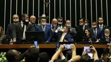 Ocupação do Senado pela oposição continua em protesto pela prisão domiciliar de Bolsonaro. Davi Alcolumbre convoca sessão remota, defendendo ordem e funcionamento regular do Senado.