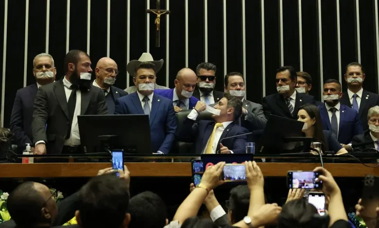 Ocupação do Senado pela oposição continua em protesto pela prisão domiciliar de Bolsonaro. Davi Alcolumbre convoca sessão remota, defendendo ordem e funcionamento regular do Senado.