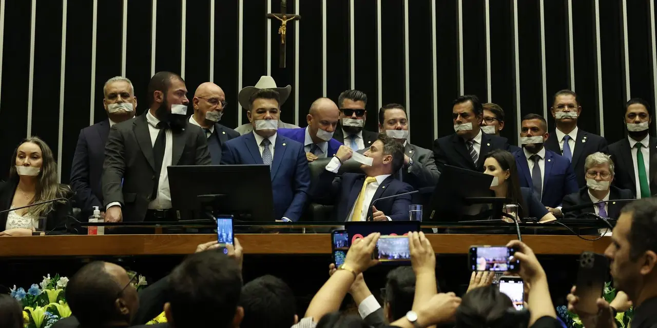 Ocupação do Senado pela oposição continua em protesto pela prisão domiciliar de Bolsonaro. Davi Alcolumbre convoca sessão remota, defendendo ordem e funcionamento regular do Senado.