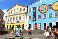 Flipelô, a Festa Literária Internacional do Pelourinho, retorna de 6 a 10 de agosto em Salvador com programação gratuita e 11 espaços oficiais. Com sete autores internacionais e homenagens a Dias Gomes, a Flipelô promete ser um banquete cultural com música, teatro, artes visuais e gastronomia.