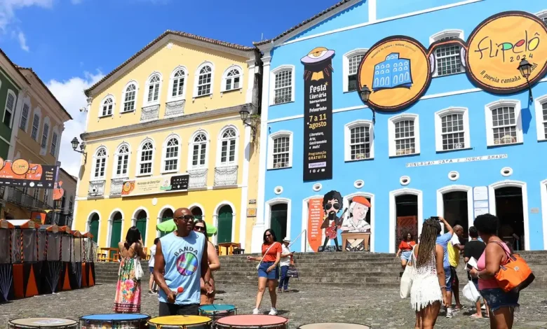 Flipelô 2023: Banquete Cultural no Pelourinho 1 Flipelô, a Festa Literária Internacional do Pelourinho, retorna de 6 a 10 de agosto em Salvador com programação gratuita e 11 espaços oficiais. Com sete autores internacionais e homenagens a Dias Gomes, a Flipelô promete ser um banquete cultural com música, teatro, artes visuais e gastronomia.