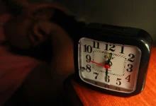 O sono evolui ao longo da vida, impactando a saúde. Descubra como o sono muda da infância à velhice e os efeitos de cochilos frequentes. Aprenda a criar hábitos para um sono reparador e uma vida mais saudável.