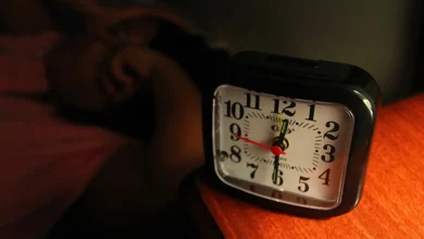 O sono evolui ao longo da vida, impactando a saúde. Descubra como o sono muda da infância à velhice e os efeitos de cochilos frequentes. Aprenda a criar hábitos para um sono reparador e uma vida mais saudável.