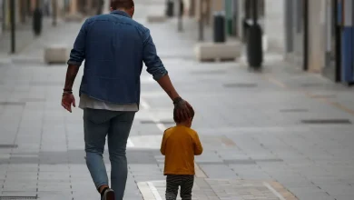 Dia dos Pais no Brasil: uma celebração da herança familiar. Histórias inspiradoras de pai e filho que transcendem gerações, como o sapateiro João Batista e o produtor rural Gilliard Mendes, mostrando a força da tradição e do aprendizado.