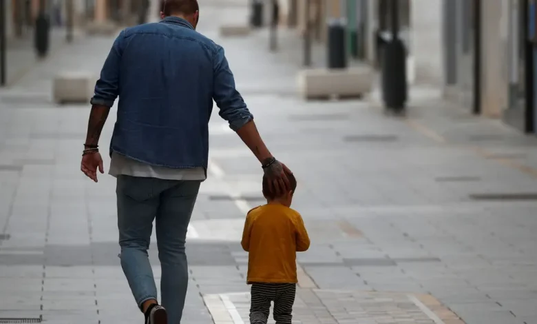 Dia dos Pais: Herança Familiar e Histórias Inspiradoras 1 Dia dos Pais no Brasil: uma celebração da herança familiar. Histórias inspiradoras de pai e filho que transcendem gerações, como o sapateiro João Batista e o produtor rural Gilliard Mendes, mostrando a força da tradição e do aprendizado.