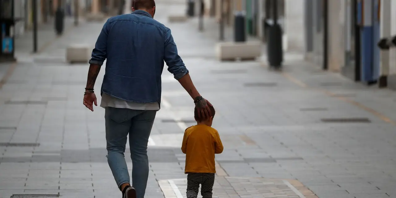 Dia dos Pais no Brasil: uma celebração da herança familiar. Histórias inspiradoras de pai e filho que transcendem gerações, como o sapateiro João Batista e o produtor rural Gilliard Mendes, mostrando a força da tradição e do aprendizado.