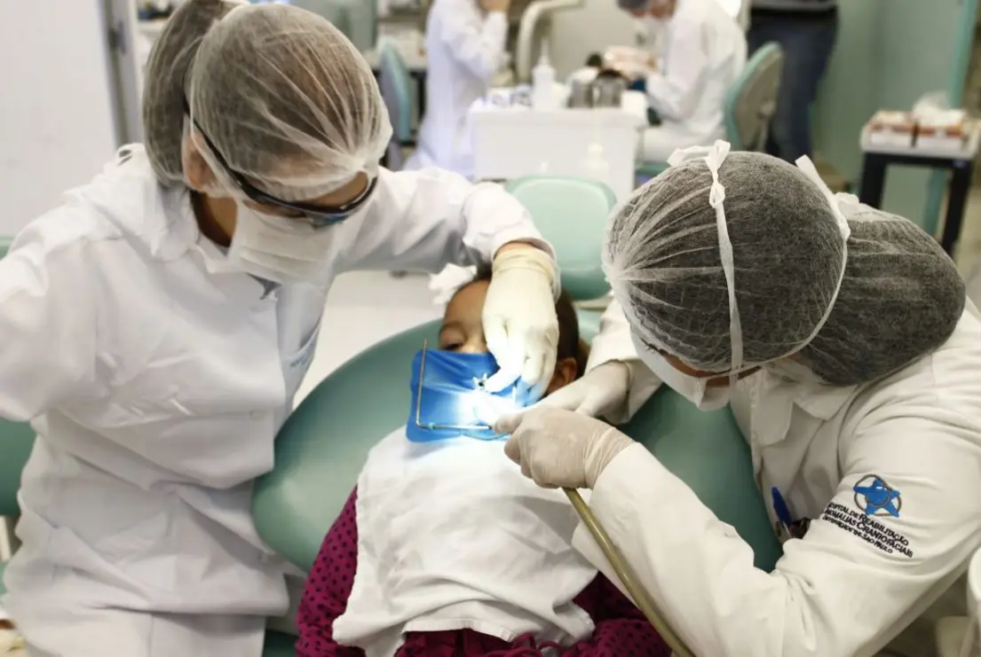 Pesquisadores da USP revelam doença periodontal como principal causa de perda de dentes em adultos. Descuido com a higiene bucal pode levar à perda irreversível dos dentes. A universidade busca voluntários para pesquisa que busca novas soluções para prevenir e tratar a doença.