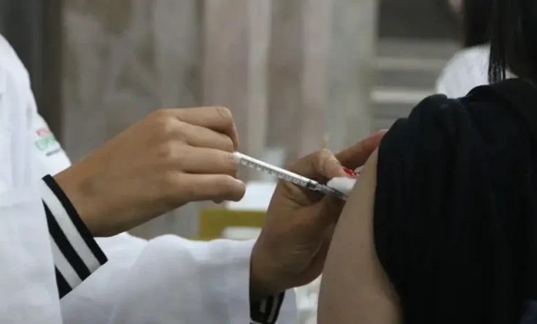 Vacinas de RNA mensageiro: um novo horizonte na imunoterapia contra o câncer 1 Vacinas de RNA mensageiro mostram grande potencial no tratamento de tumores. Estudos preliminares indicam a capacidade de estimular o sistema imunológico para combater diferentes tipos de câncer, abrindo caminho para novas terapias inovadoras na imunoterapia.