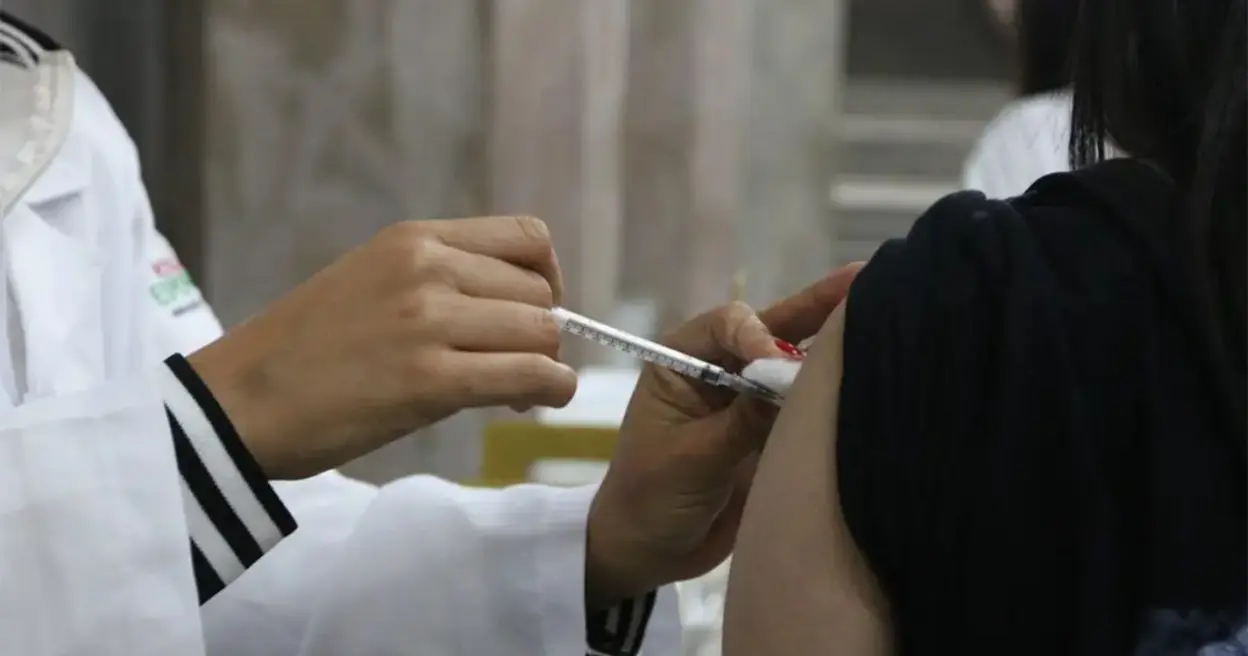 Vacinas de RNA mensageiro mostram grande potencial no tratamento de tumores. Estudos preliminares indicam a capacidade de estimular o sistema imunológico para combater diferentes tipos de câncer, abrindo caminho para novas terapias inovadoras na imunoterapia.