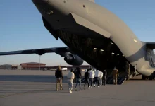 Aumento da presença militar americana na América Latina causa preocupação em países vizinhos. Venezuela e México criticam a operação, enquanto EUA defendem a necessidade de combater o narcotráfico. A escalada militar levanta questões sobre o desenvolvimento da região e a busca por soluções pacíficas.
