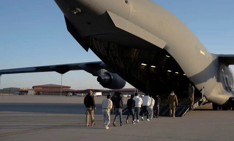 Aumento da presença militar americana na América Latina causa preocupação em países vizinhos. Venezuela e México criticam a operação, enquanto EUA defendem a necessidade de combater o narcotráfico. A escalada militar levanta questões sobre o desenvolvimento da região e a busca por soluções pacíficas.