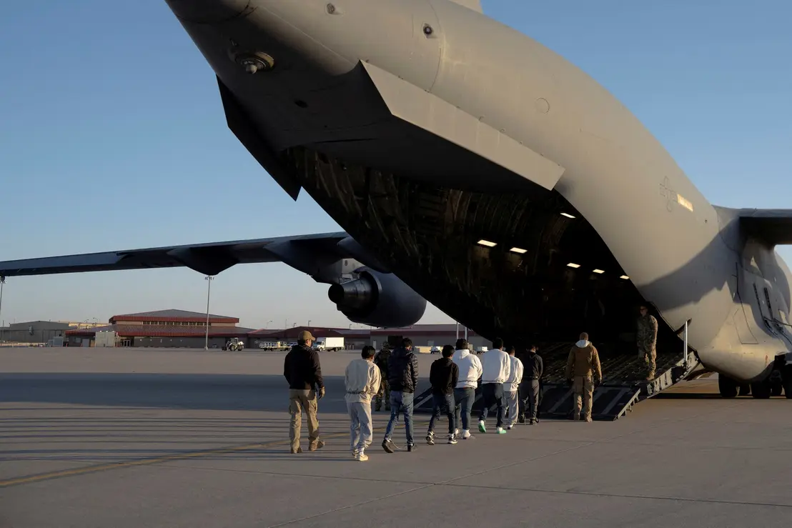 Aumento da presença militar americana na América Latina causa preocupação em países vizinhos. Venezuela e México criticam a operação, enquanto EUA defendem a necessidade de combater o narcotráfico. A escalada militar levanta questões sobre o desenvolvimento da região e a busca por soluções pacíficas.