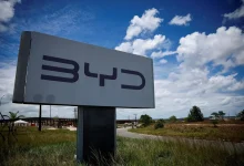 Governo brasileiro antecipa tarifa para veículos elétricos importados a 2027, buscando equilibrar interesses de montadoras e BYD, que terá isenção ampliada.