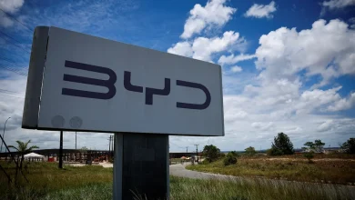 Governo brasileiro antecipa tarifa para veículos elétricos importados a 2027, buscando equilibrar interesses de montadoras e BYD, que terá isenção ampliada.