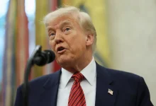 Donald Trump intensifica postura sobre segurança pública, defendendo medidas mais duras contra o crime. Discursos e declarações geram repercussão, com apoiadores elogiando a firmeza e críticos acusando de promover a violência.